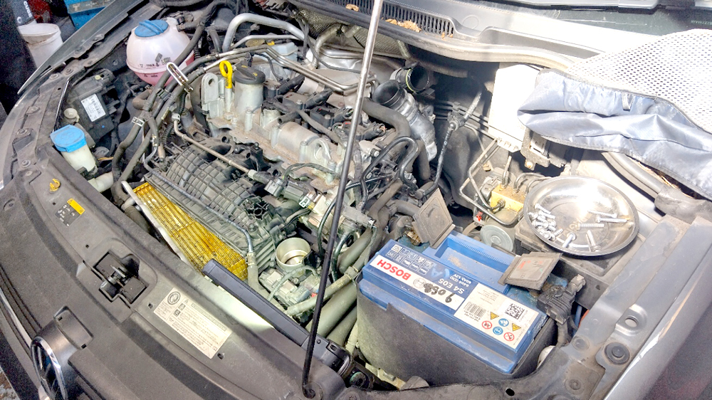 VW Polo 1.4 engine bay